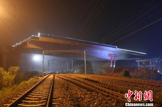太行山高速一特大桥转体确保太行山高速邯郸段年底通车
