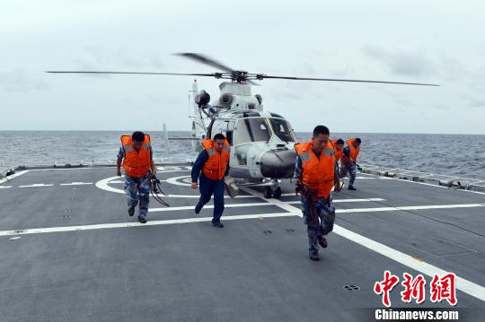 中国海军第三十批护航编队组织直升机跨昼夜飞行训练