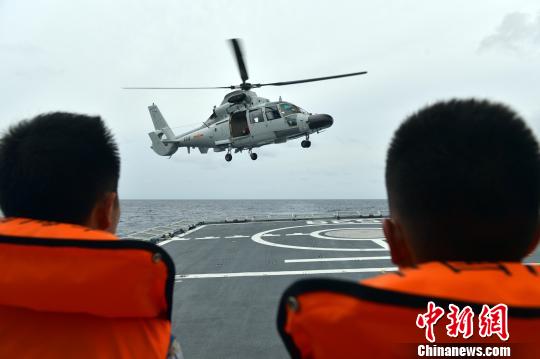 舰载直升机飞离芜湖舰。　张海龙 摄