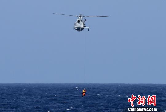 直升机前出搜救落水人员(假人模拟)。　来永雷 摄
