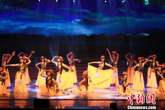 图为黑龙江省文艺团队演绎藏族民歌《溜溜的康定溜溜的情》。张伟 摄