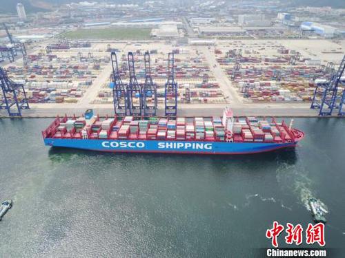 全球最大在航集装箱船舶靠泊大连港