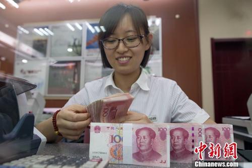 资料图：山西太原一银行工作人员正在清点货币。<a target='_blank' href='http://www.chinanews.com/'>中新社</a>记者 张云 摄