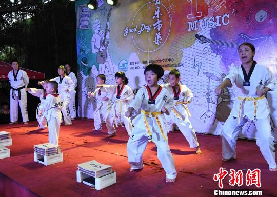 入驻企业、台湾自强跆拳道表演少年跆拳道。记者刘可耕 摄