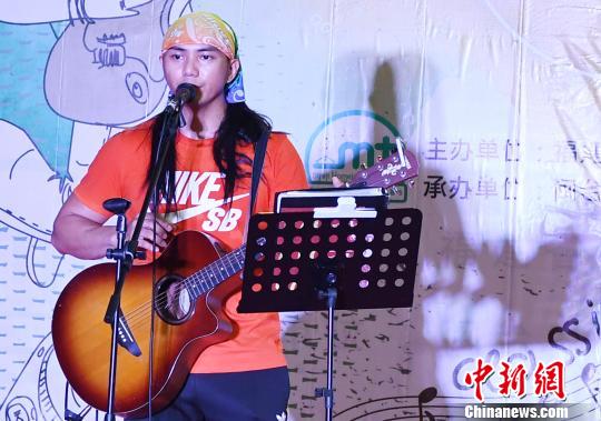 台湾少数民族歌手黄雅各献唱歌曲。记者刘可耕 摄