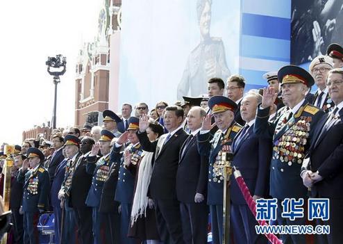 2015年5月9日，习近平和夫人彭丽媛同普京等领导人出席红场阅兵仪式。来源：新华网