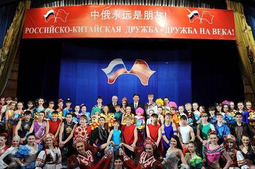 2010年3月，习近平在符拉迪沃斯托克参观“海洋”全俄儿童中心并观看学生表演。来源：新华网