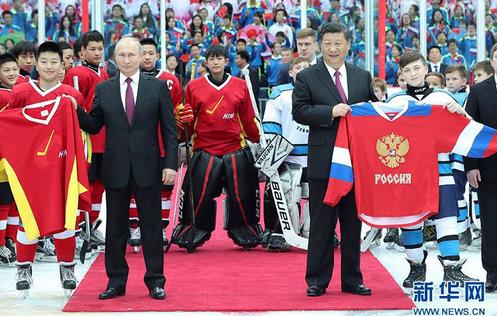 2018年6月8日，习近平同普京在天津体育馆共同观看中俄青少年冰球友谊赛。来源：新华网