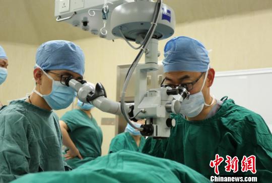 图为：眼科手术 浙江省台州市中心医院供图 摄