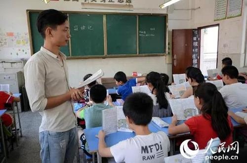 图为南昌市珠市小学教师杜同师在课堂上给孩子们上语文课