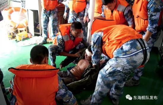 中国渔船在黄海翻扣11人落水 东部战区派战舰营救
