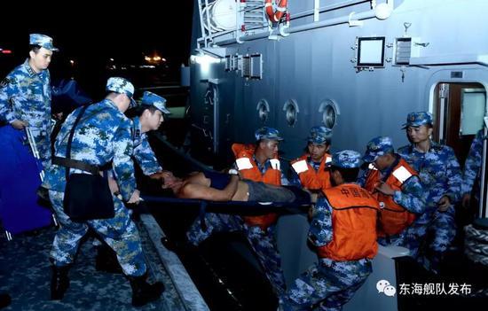 中国渔船在黄海翻扣11人落水 东部战区派战舰营救