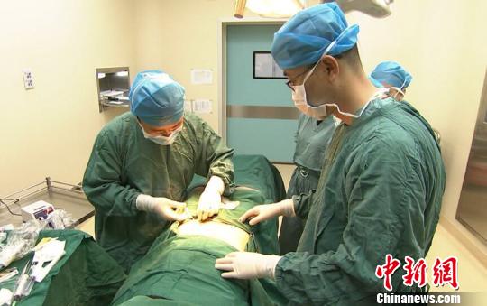 安徽首例自体组织工程表皮治疗白癜风移植手术现场。(合肥再生医学组织工程实验室供图)