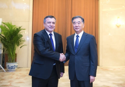 9月18日，全国政协主席汪洋在北京会见乌兹别克斯坦最高会议立法院主席伊斯梅洛夫。