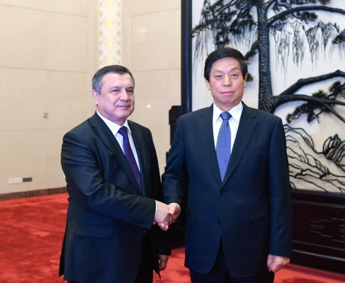 9月18日，全国人大常委会委员长栗战书在北京人民大会堂与乌兹别克斯坦最高会议立法院主席伊斯梅洛夫举行会谈。
