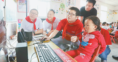 学而思网校老师指导昭觉县学生使用人工智能教学系统。