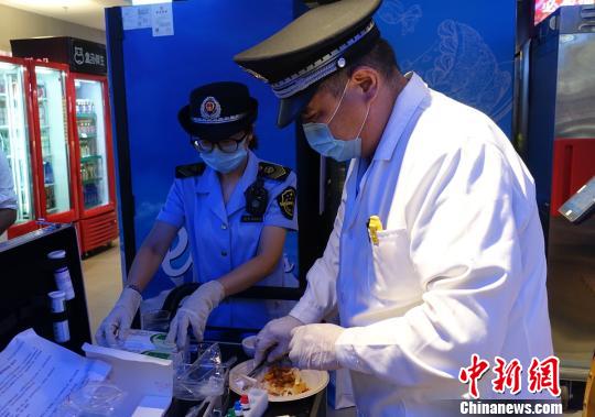 2018年中秋、国庆前夕，北京市食品药品监管部门全面加大食品药品安全检查力度。食药监部门供图
