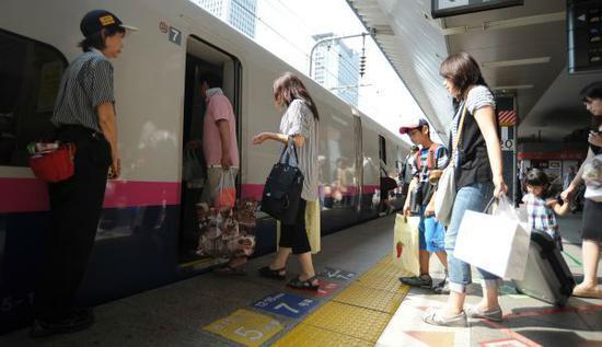 乘客准备乘坐日本新干线列车。（新华社）