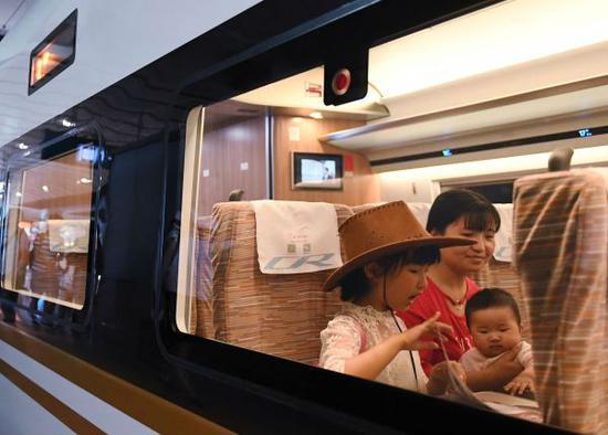 乘客正在乘坐“复兴号”高铁列车。（新华社）