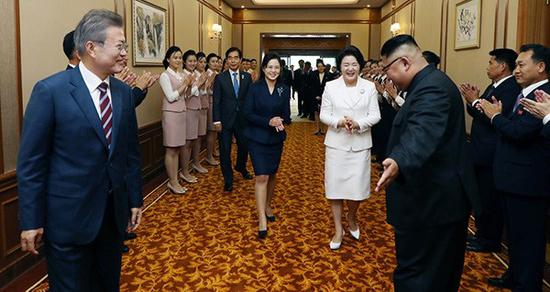 金正恩做女士优先手势显国际范 展示正常化朝鲜