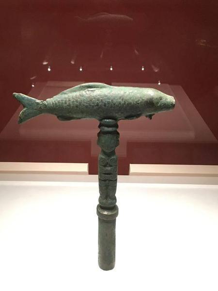 这是云南江川县李家山出土、云南省博物馆藏的西汉巫师铜鱼杖头。