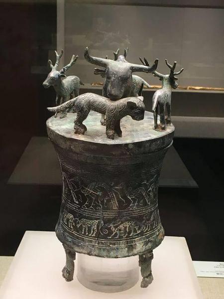 这是云南省博物馆馆藏的战国虎牛鹿贮贝器。