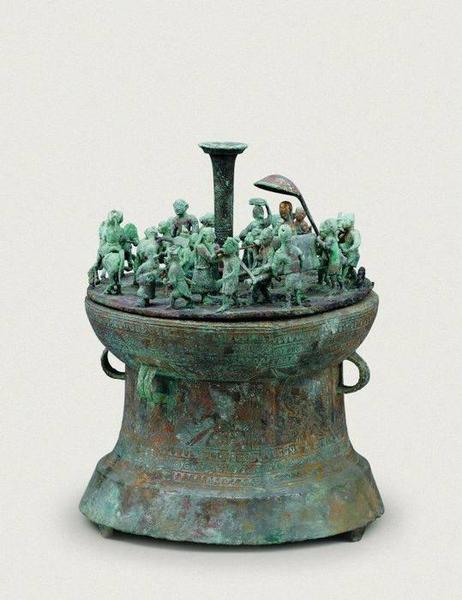 这是云南李家山青铜器博物馆馆藏的西汉纺织场面贮贝器。
