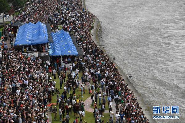 9月27日，人们在浙江海宁市盐官镇观看钱塘江大潮。