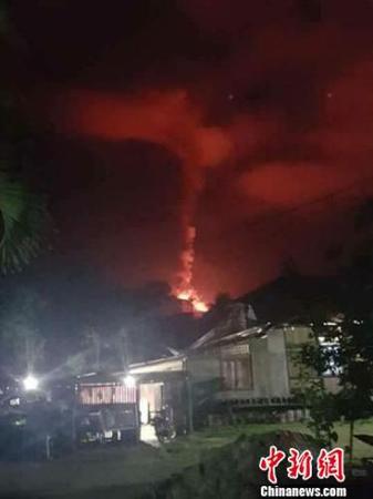 10月3日，位于印尼北苏拉威西省的索普坦火山(Soputan)持续喷发，其火山灰和浓烟高达6000米，印尼当局将其警戒级别提升为三级。印尼抗灾署供图