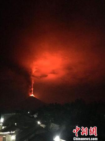 该火山持续喷发出熔岩和火山灰。印尼抗灾署供图