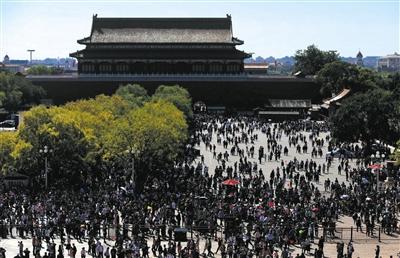 10月2日，国庆假期第二天，大量游客在故宫参观。新京报记者 浦峰 摄