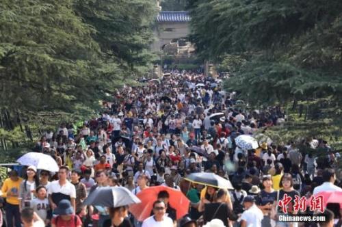 10月2日，大批游客涌进南京中山陵参观。中新社记者 泱波 摄