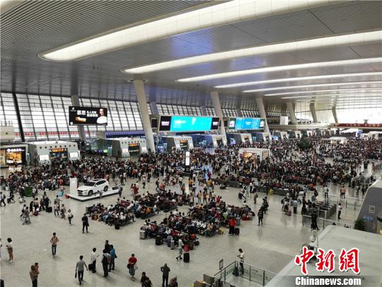 图为杭州东站。　张煜欢 摄