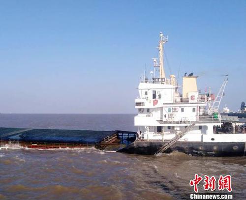 浙江海域商渔船碰撞商船沉没11名船员获救