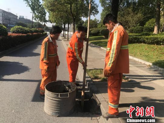 浙江省杭州市西湖区市政监管科工作人员潘旭阳(左二)在清理淤泥。　胡哲斐 摄