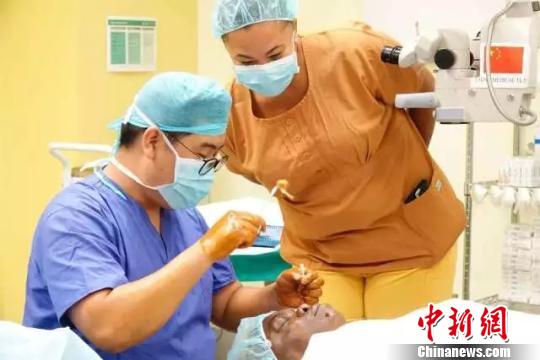 9个工作日做355台手术：中国专家组赴安巴为白内障患者带来光明