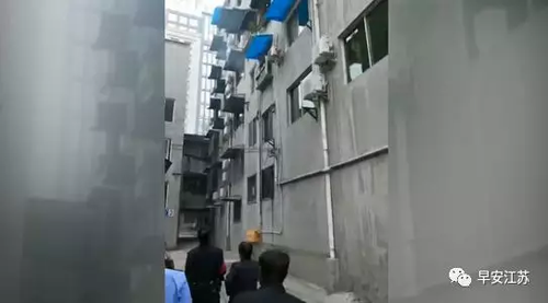南京警察探亲时遇突发火情 徒手爬三楼翻窗灭火