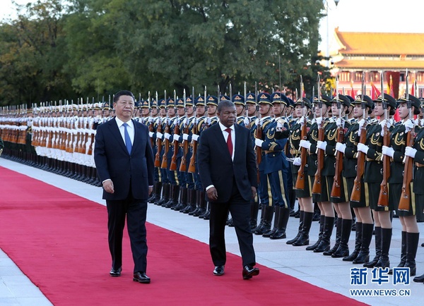 10月9日，国家主席习近平在北京人民大会堂同安哥拉总统洛伦索举行会谈。这是会谈前，习近平在人民大会堂东门外广场为洛伦索举行欢迎仪式。