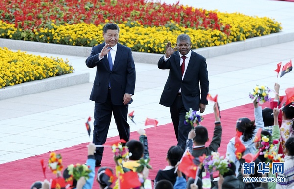 10月9日，国家主席习近平在北京人民大会堂同安哥拉总统洛伦索举行会谈。这是会谈前，习近平在人民大会堂东门外广场为洛伦索举行欢迎仪式。2