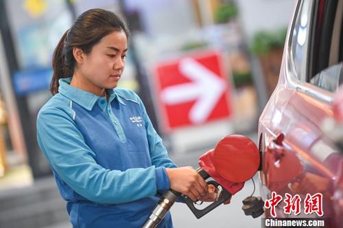 资料图：加油站工作人员给汽车加油。<a target='_blank' href='http://www.chinanews.com/'>中新社</a>记者 武俊杰 摄