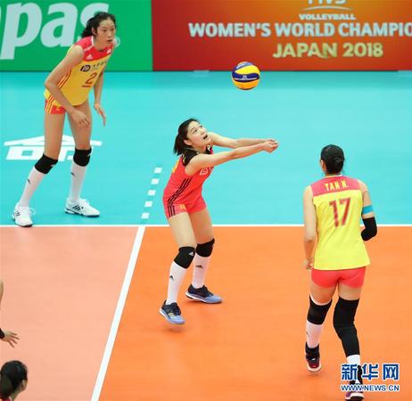 　10月10日，中国队球员王梦洁（中）在比赛中传球。当日，在日本大阪举行的2018年世界女子排球锦标赛F组比赛中，中国队以3比0战胜美国队。