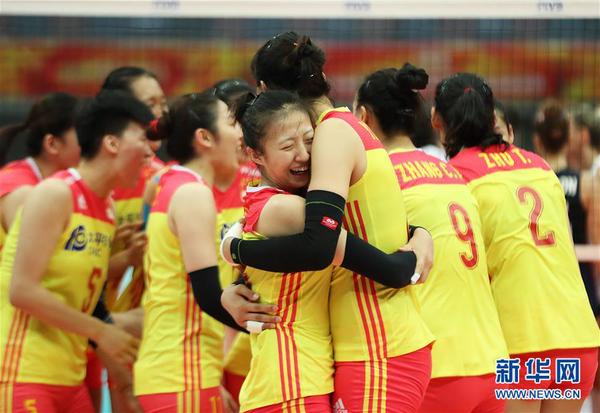 10月10日，中国队球员丁霞（前左）和袁心玥（前右）在比赛后拥抱庆祝。当日，在日本大阪举行的2018年世界女子排球锦标赛F组比赛中，中国队以3比0战胜美国队。