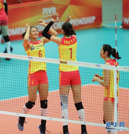 10月10日，中国队球员龚翔宇（左）和袁心玥（中）在比赛开始前互相鼓励。当日，在日本大阪举行的2018年世界女子排球锦标赛F组比赛中，中国队以3比0战胜美国队。