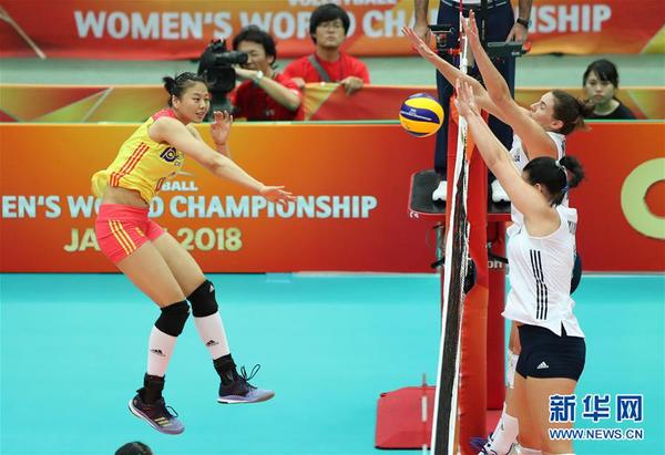10月10日，中国队球员龚翔宇（左）在比赛中扣球。当日，在日本大阪举行的2018年世界女子排球锦标赛F组比赛中，中国队以3比0战胜美国队。