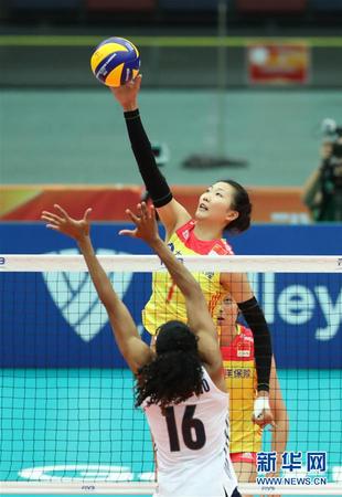 10月10日，中国队球员袁心玥（上）在比赛中扣球。当日，在日本大阪举行的2018年世界女子排球锦标赛F组比赛中，中国队以3比0战胜美国队。