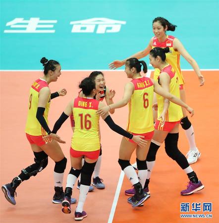 10月10日，中国队球员在比赛中庆祝得分。当日，在日本大阪举行的2018年世界女子排球锦标赛F组比赛中，中国队以3比0战胜美国队。