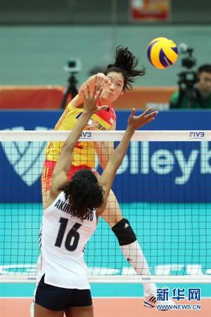10月10日，中国队球员朱婷（上）在比赛中扣球。当日，在日本大阪举行的2018年世界女子排球锦标赛F组比赛中，中国队以3比0战胜美国队。