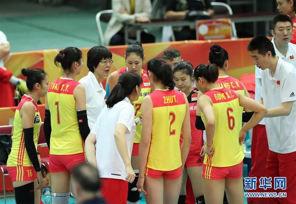 10月10日，中国队主教练郎平（左三）在比赛间隙指导球员。当日，在日本大阪举行的2018年世界女子排球锦标赛F组比赛中，中国队以3比0战胜美国队。