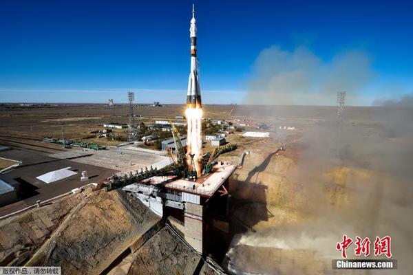 当地时间10月11日俄罗斯宇航员阿列克谢·奥夫奇宁和美国宇航员尼克·黑格搭乘“联盟MS-10”号飞船发射场升空前往国际空间站。升空过程中火箭引擎发生故障，两名宇航员启动了紧急逃生机制返回地面。图为发射升空瞬间。