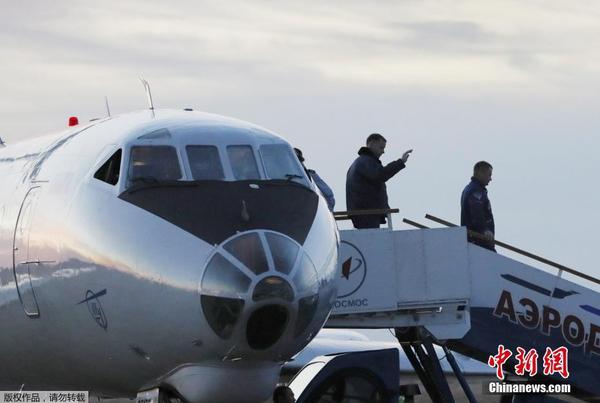 两名宇航员将被送往拜科努尔的宇航员医院进一步检查，然后回到莫斯科。